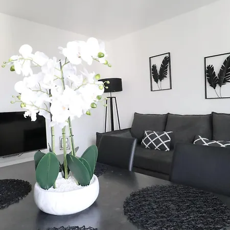 Frenchy By Plaza Apartment