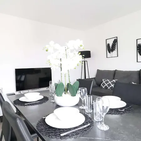 Frenchy By Plaza Apartment